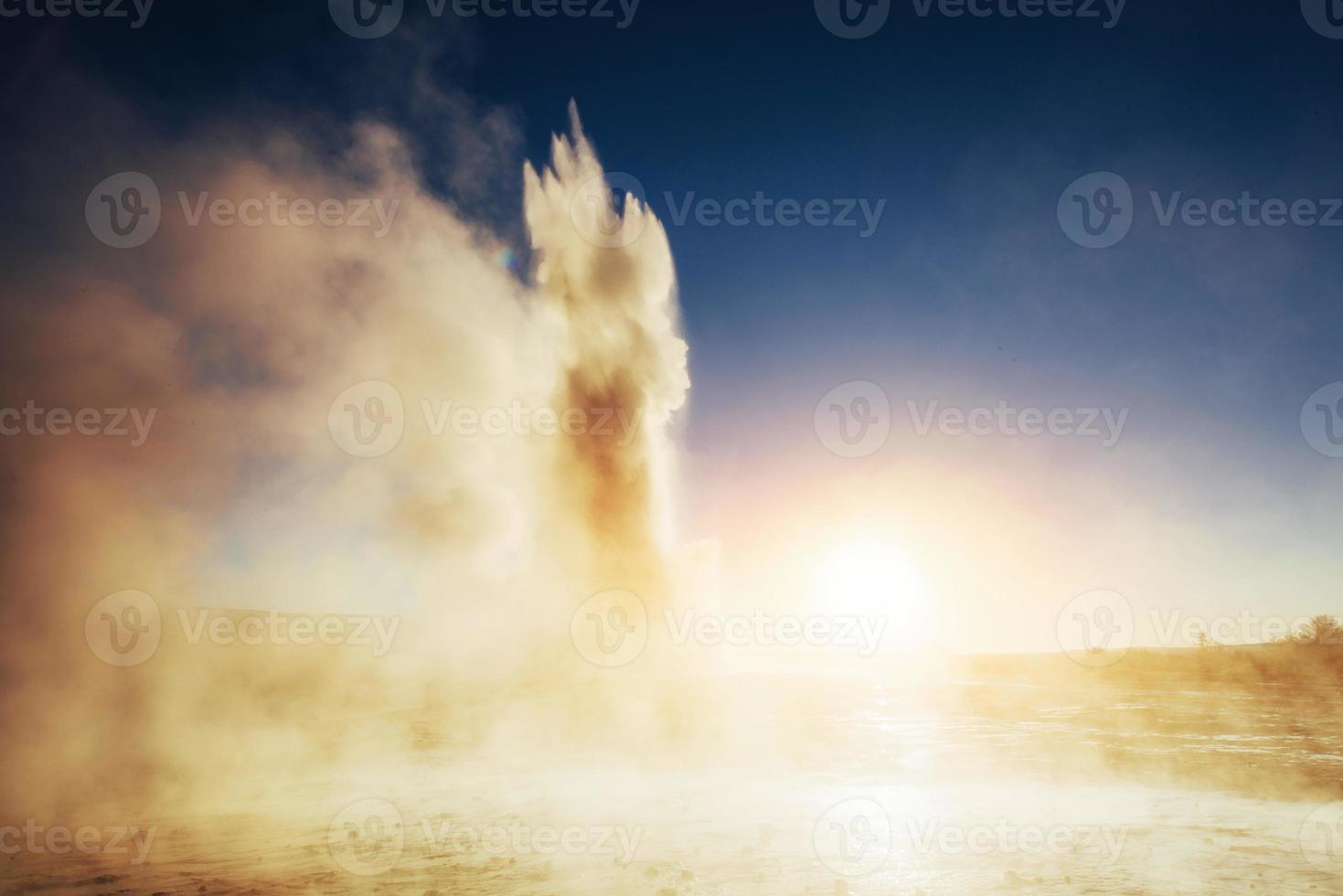 geysers in Iceland. Fantastic kolory.Turysty watch the beauty of photo