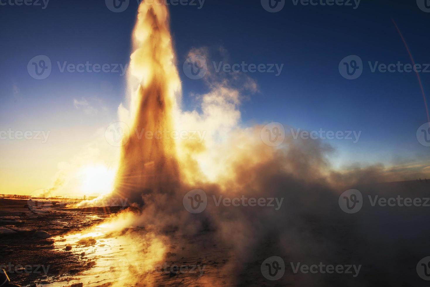 geysers in Iceland. Fantastic kolory.Turysty watch the beauty of photo