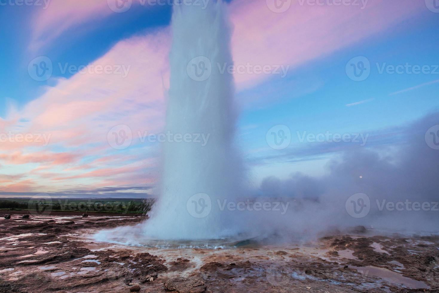 erupción del géiser strokkur en islandia. colores fantasticos hermosa foto