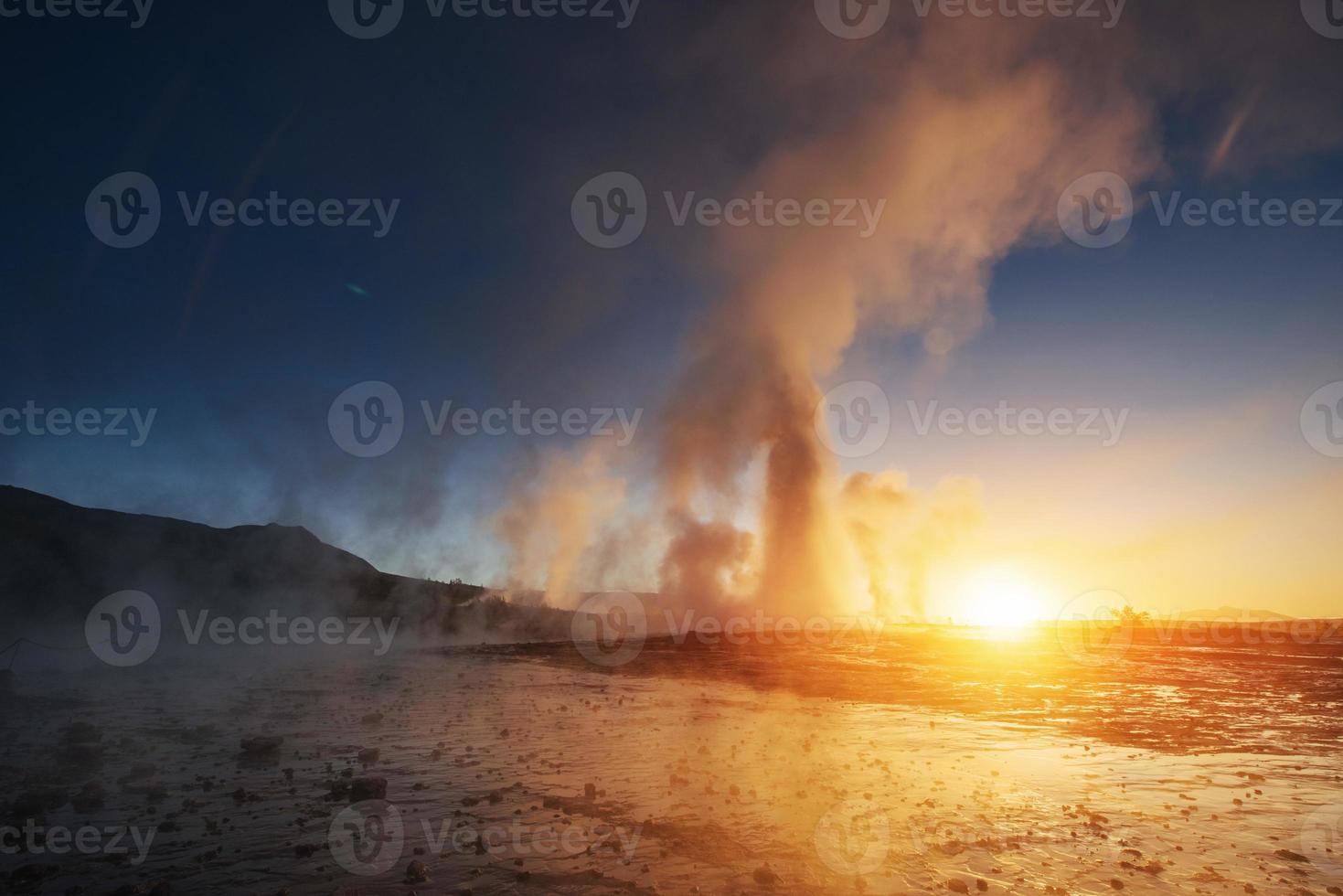 fantástica puesta de sol erupción del géiser strokkur en islandia foto