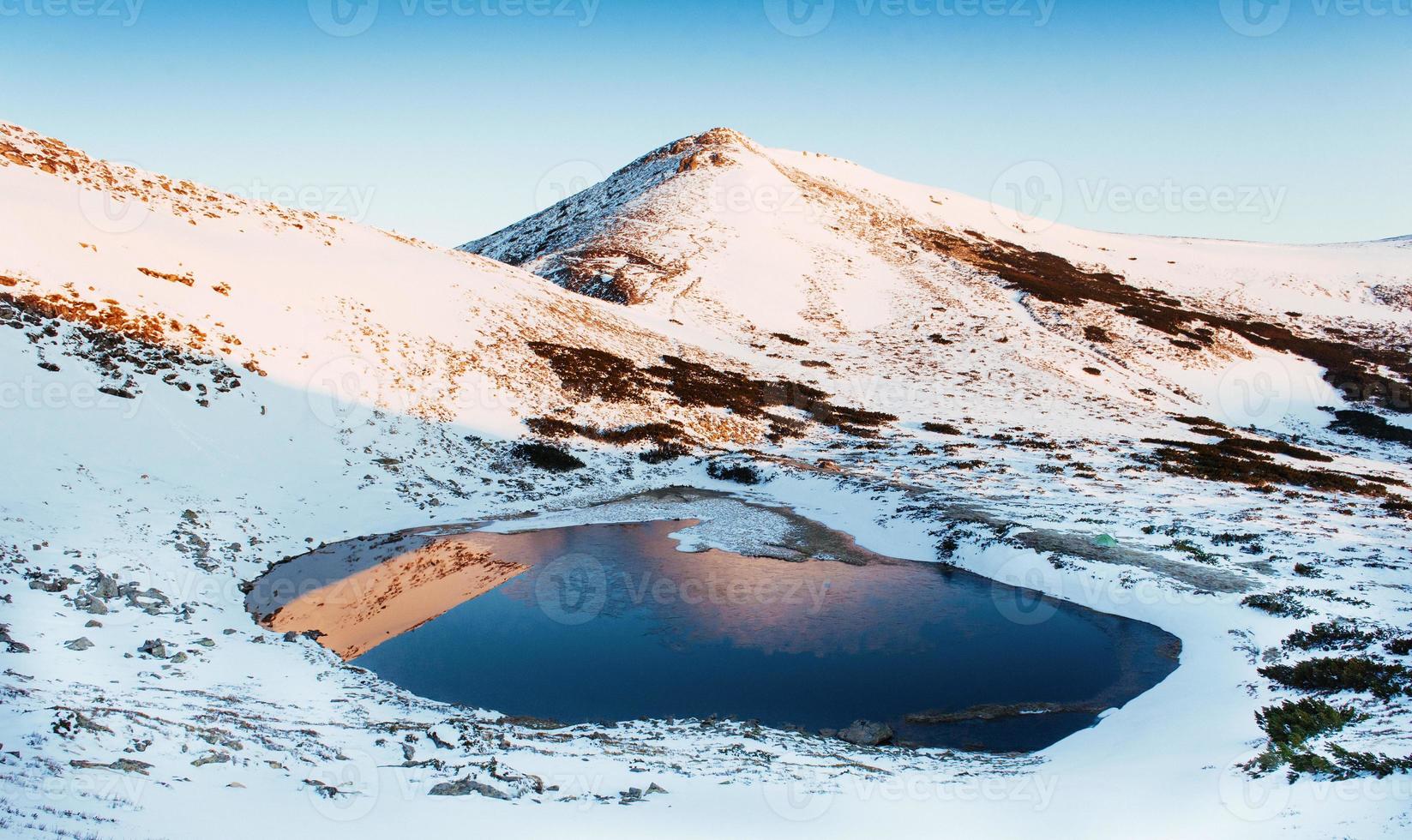 lago de montaña reflejo del cielo en el agua. paisaje primaveral. coche foto