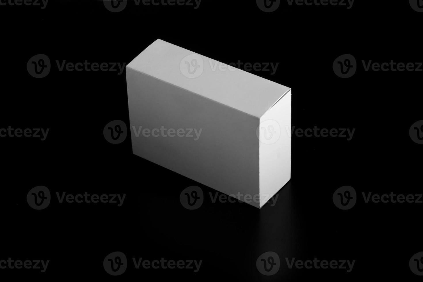 caja blanca. Caja de mudanza de cartón. caja de cartón blanca aislada en negro foto