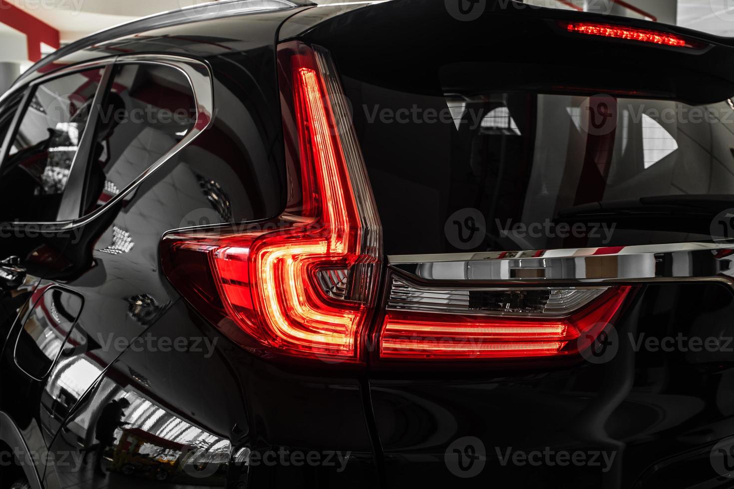 primer plano de coche de lujo moderno. concepto de auto deportivo caro. Lámpara de faro de coches nuevos, espacio de copia. Vista de detalles de super coche rojo de lujo, elegante y hermoso. vista de la luz del freno trasero del coche estupendo, foto