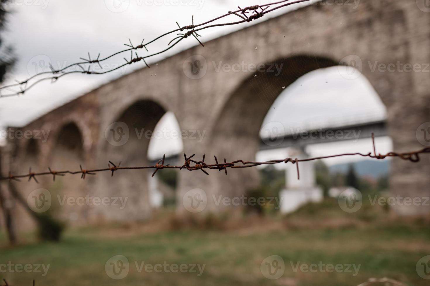 valla metálica oxidada en el fondo del antiguo puente ferroviario, el antiguo viaducto de vorokhta, ucrania. cárpatos, paisaje montañoso salvaje foto