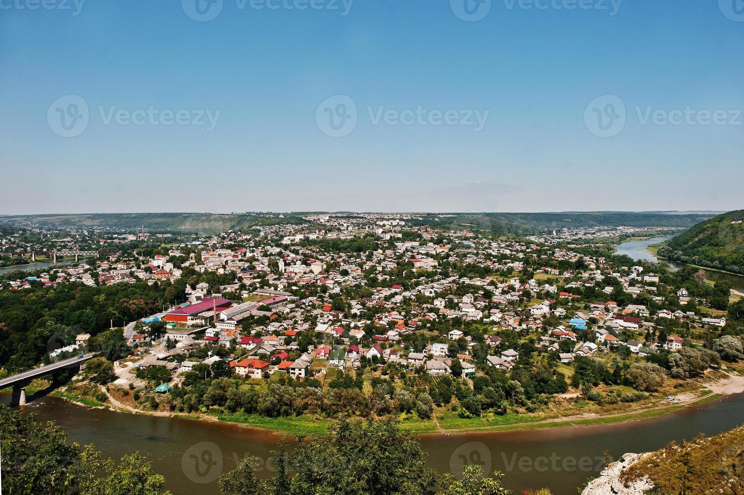 vista de la península redonda de la pequeña ciudad con el río y el puente. zalischyky, ucrania europa foto