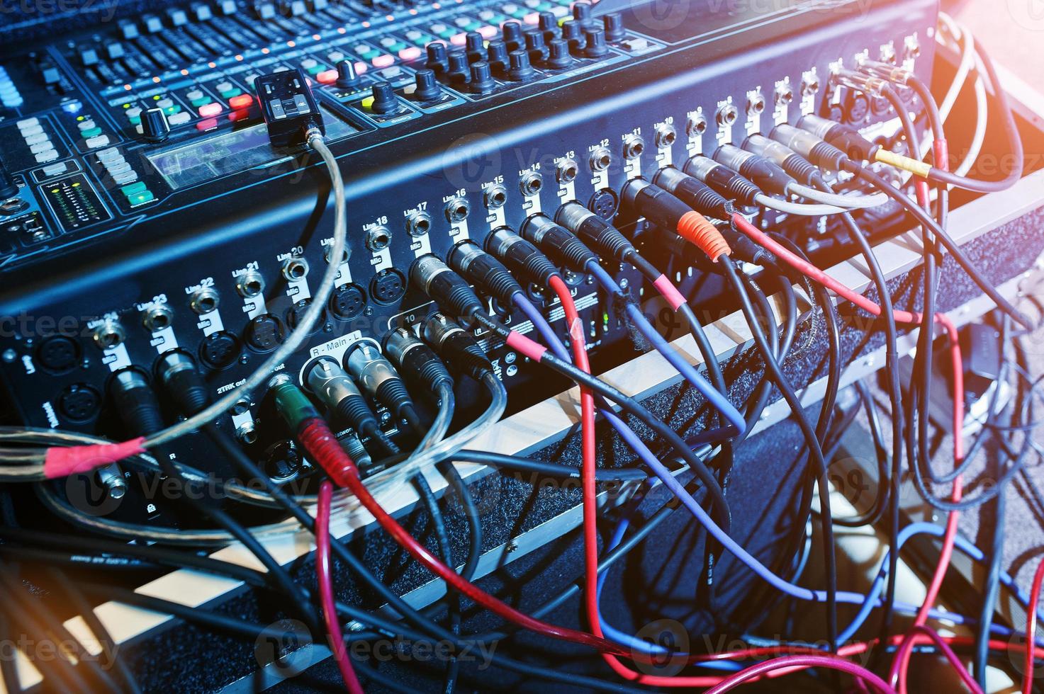 mesa de mezclas digitales. panel de control del mezclador de sonido, primer plano de los faders de audio. foto