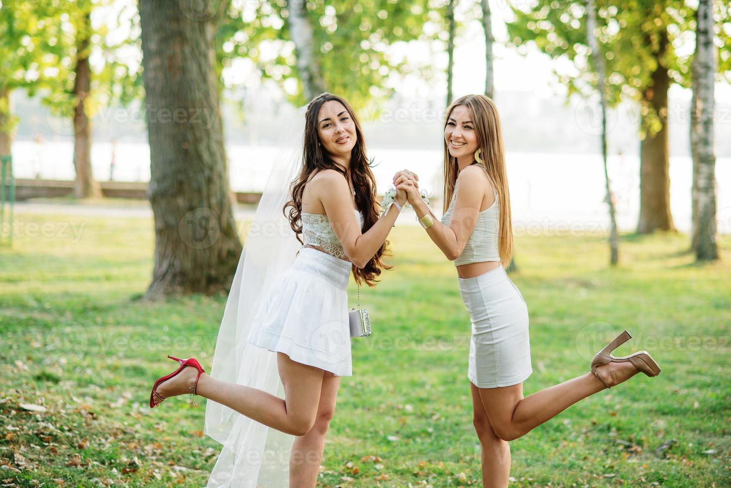 dos amigas divirtiéndose en el parque en la despedida de soltera. foto