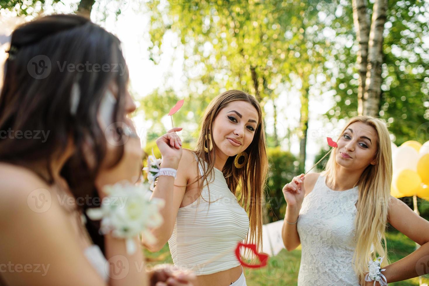 chicas con vestidos blancos divirtiéndose en la despedida de soltera. foto
