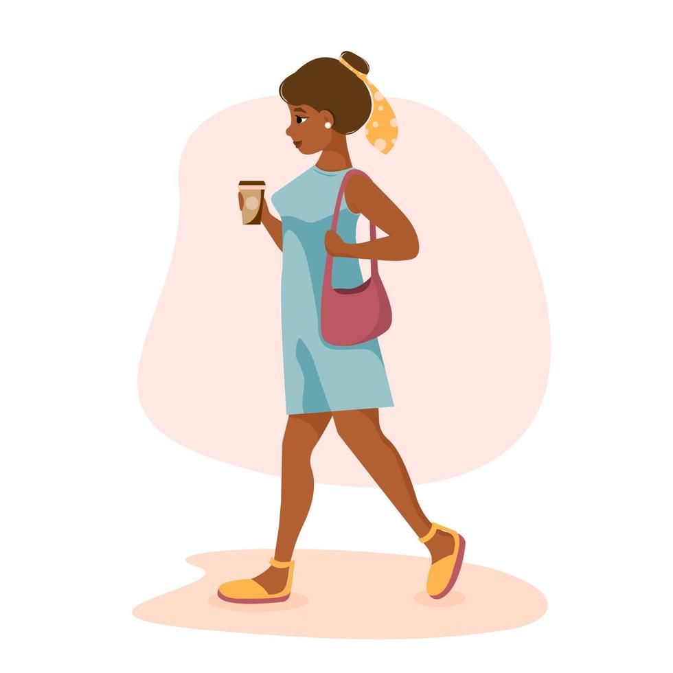 joven atractiva está caminando con café en la mano y una bolsa en el hombro. ilustración vectorial vector