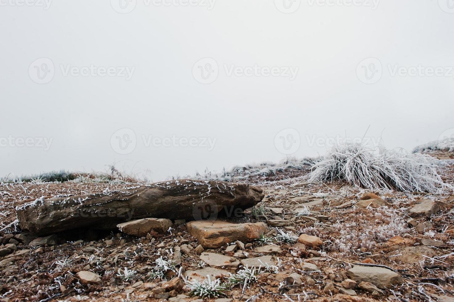 piedras heladas en el montañismo en la colina foto