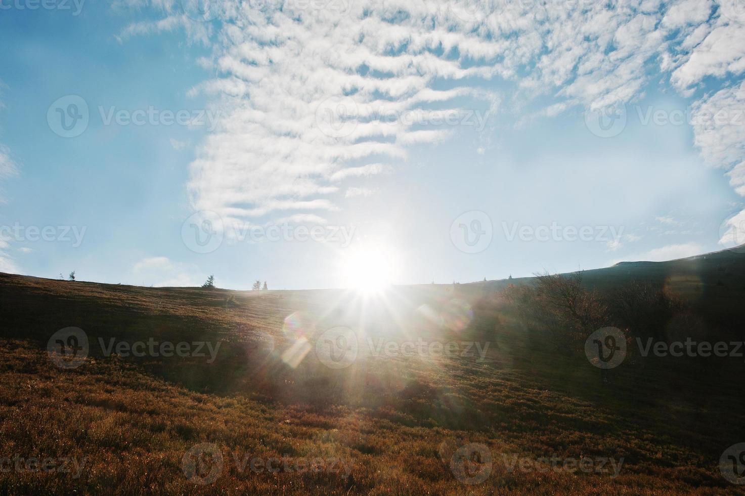 cielo celestial con luz solar en las montañas de los cárpatos. mundo de la belleza foto