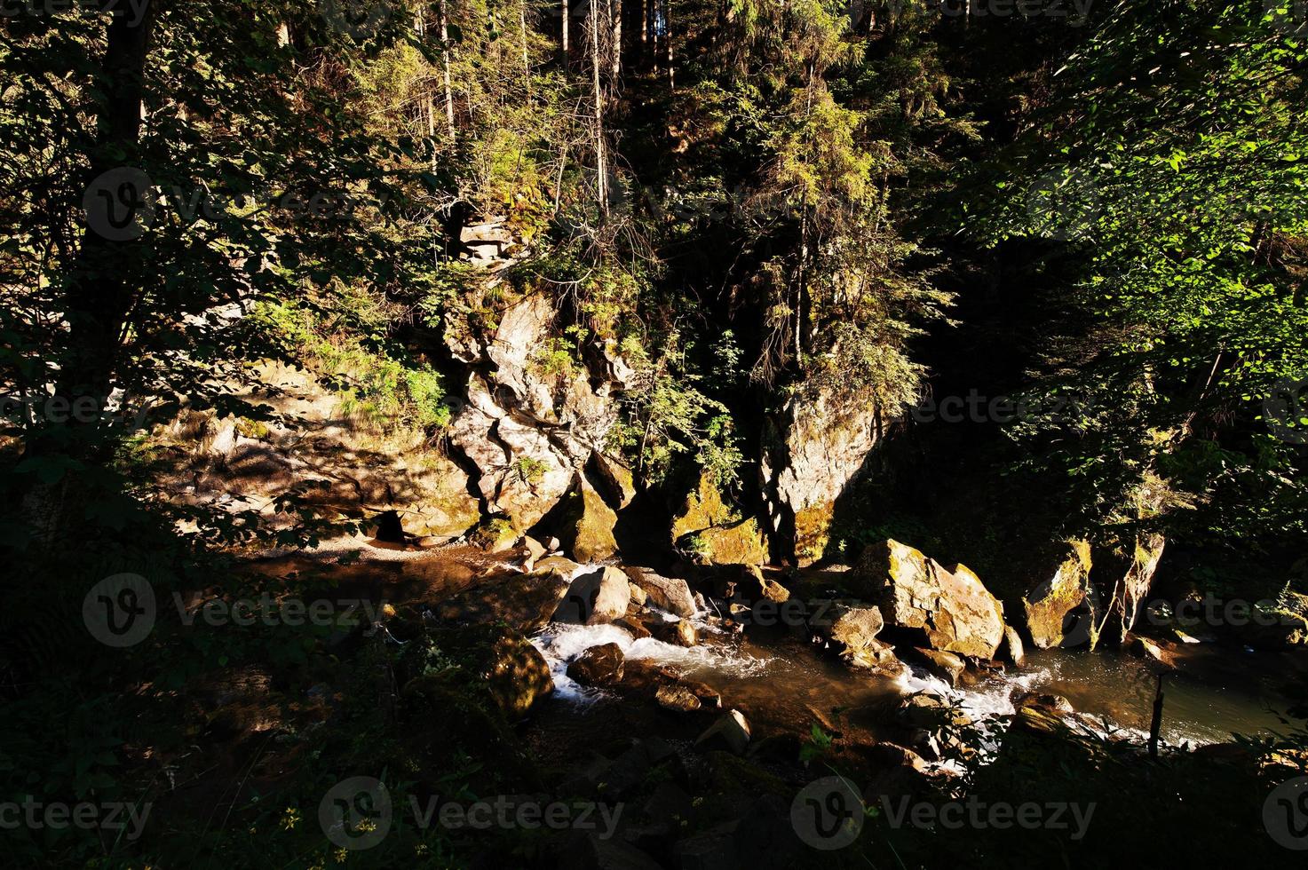 río de montaña rápido en suset en las montañas de los cárpatos foto