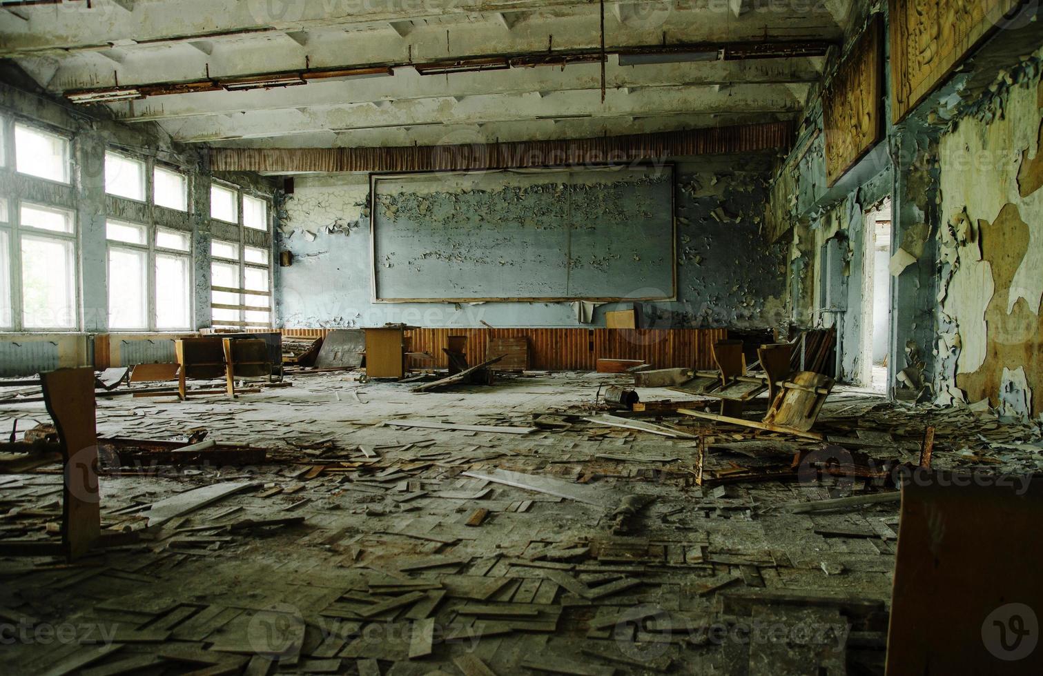 sala de clase de la escuela abandonada en la zona de la ciudad fantasma de la radiactividad de la ciudad de chernobyl. foto