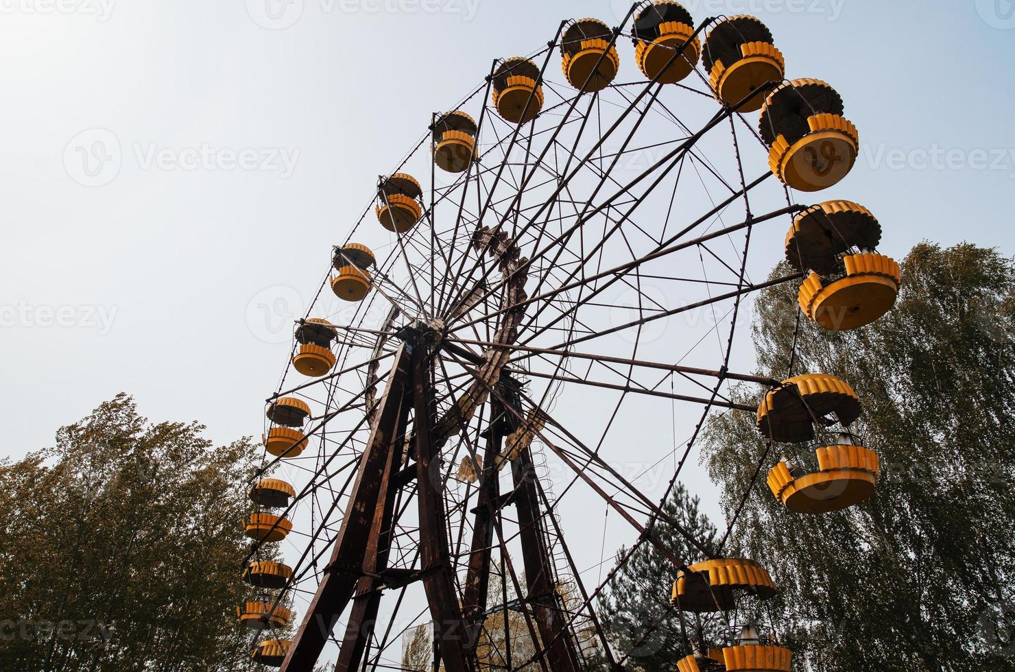 rueda de la fortuna de abadonrd en la ciudad fantasma de pripyat en la zona de exclusión de chernobyl, ucrania foto