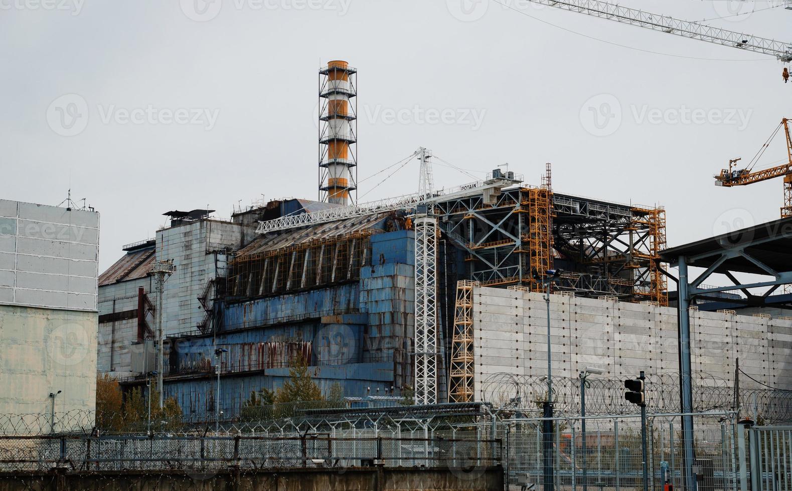 cuarto bloque de la planta de energía nuclear de chernobyl en 30 años después de la explosión en la planta de energía nuclear. foto