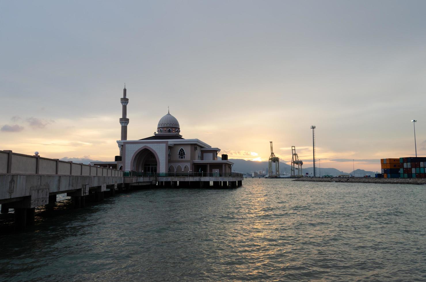 Mezquita flotante del puerto de penang al atardecer. foto