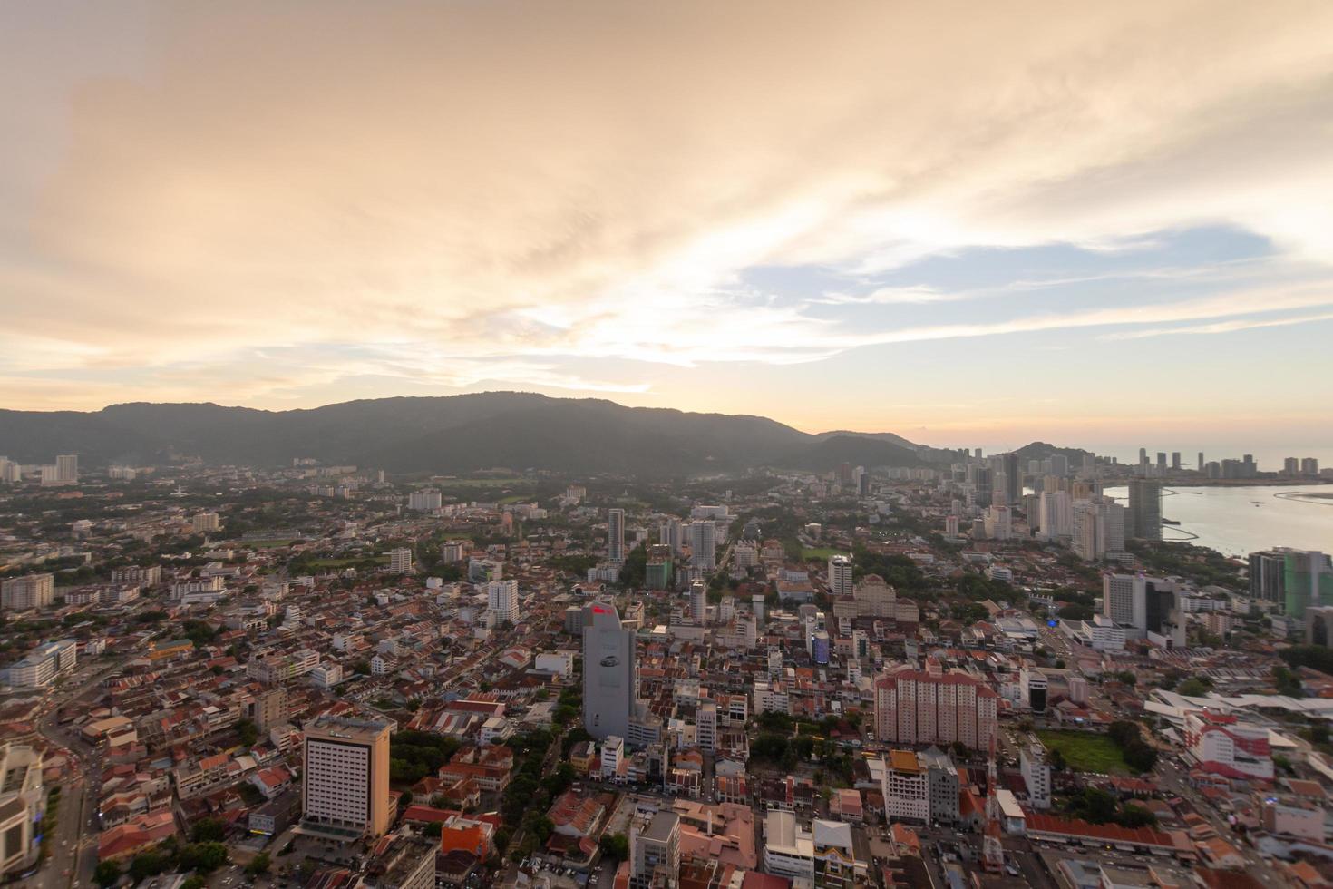 ciudad de penang en la hora dorada del atardecer foto