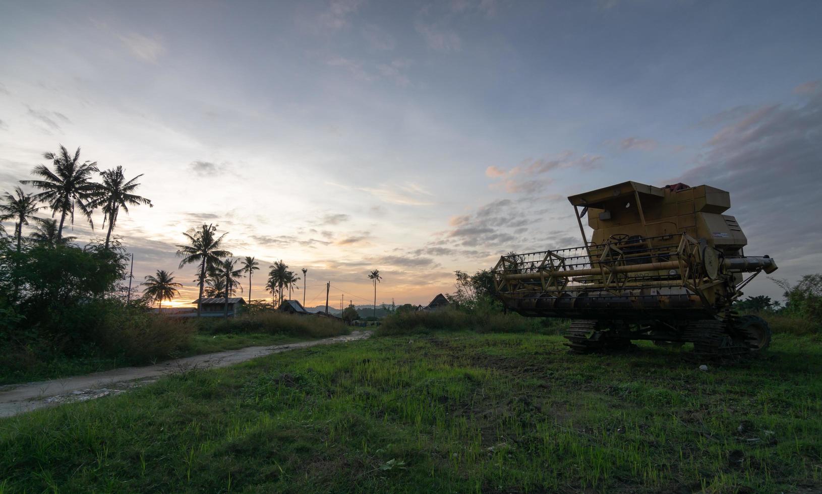 Cosechadora amarilla en el kampung rural malayo foto