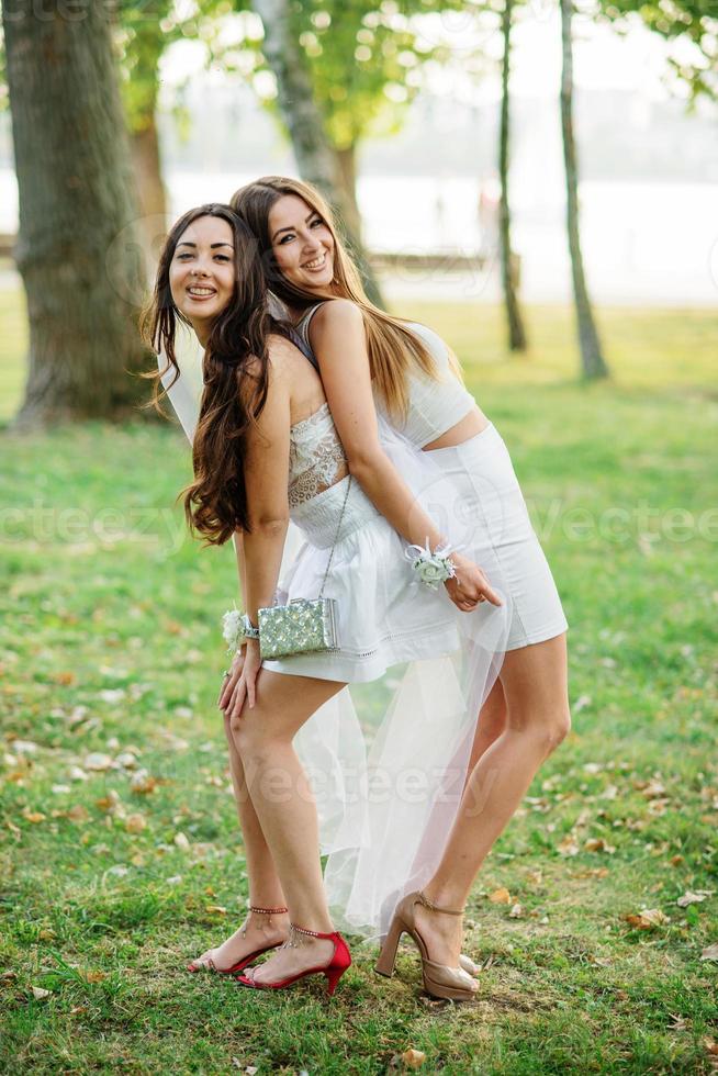 dos amigas divirtiéndose en el parque en la despedida de soltera. foto