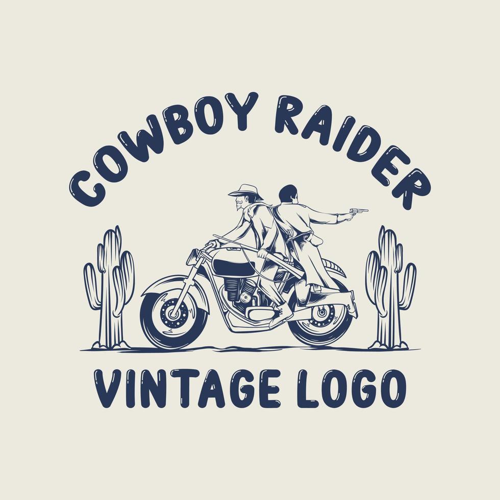 conductor de moto clásica con árbol de cactus y letras antiguas del logotipo de cowboy raider vector