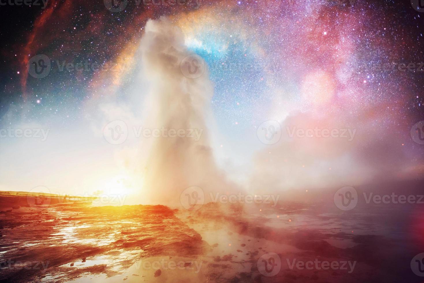 erupción del géiser strokkur en islandia. colores fantasticos foto