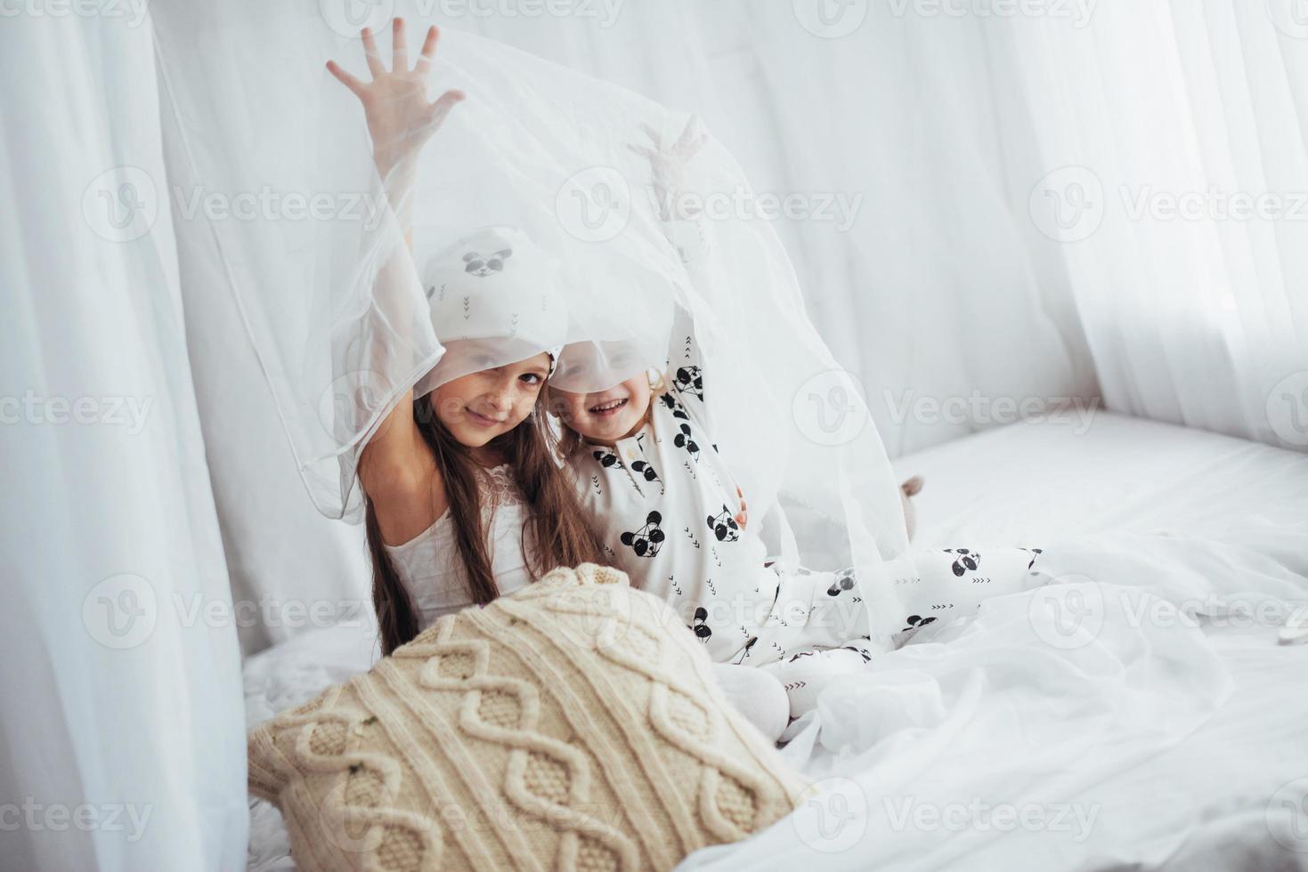 niños en pijama foto