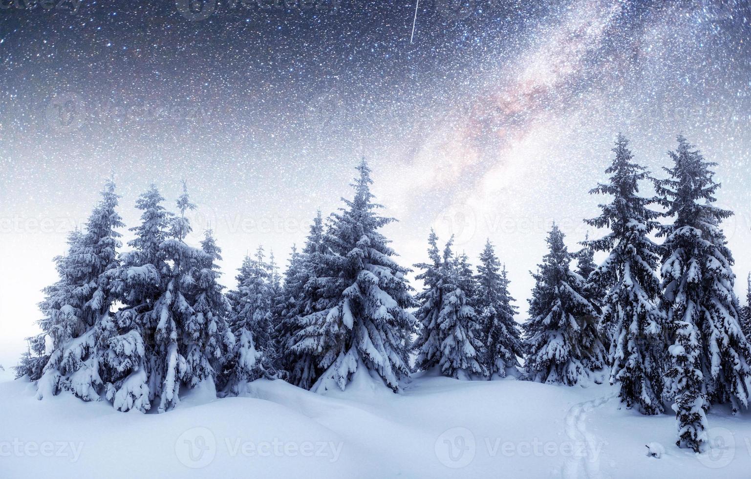 chalets en las montañas por la noche bajo las estrellas. cortesía de la nasa. evento mágico en un día helado. anticipando las vacaciones foto