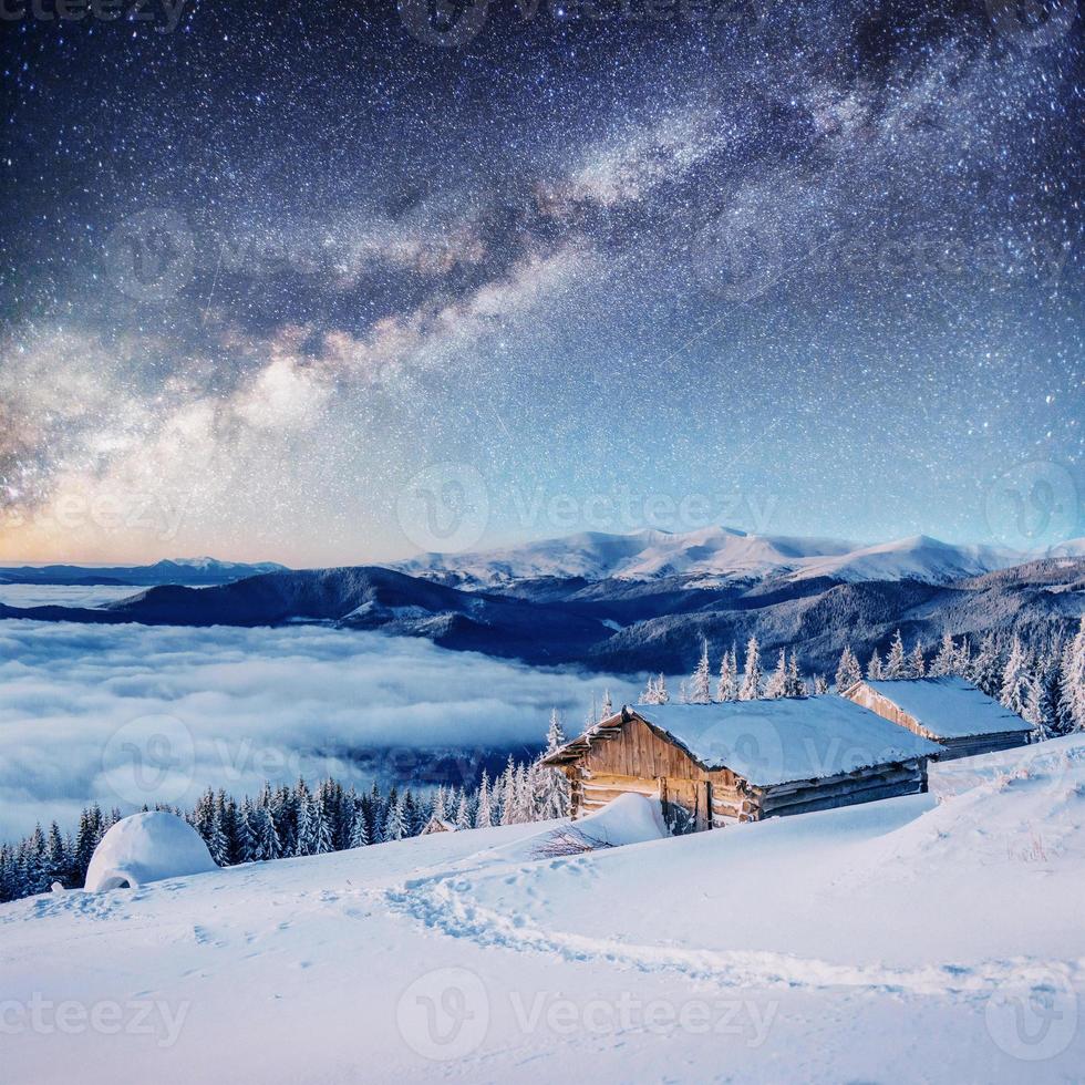 chalets en las montañas por la noche bajo las estrellas. cortesía de la nasa. evento mágico en un día helado. anticipando las vacaciones foto