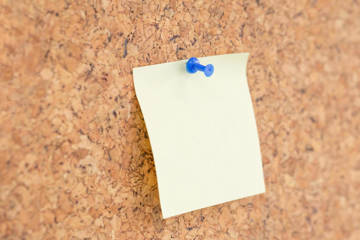 Sticky note on wall, sticky papers with blue pin photo