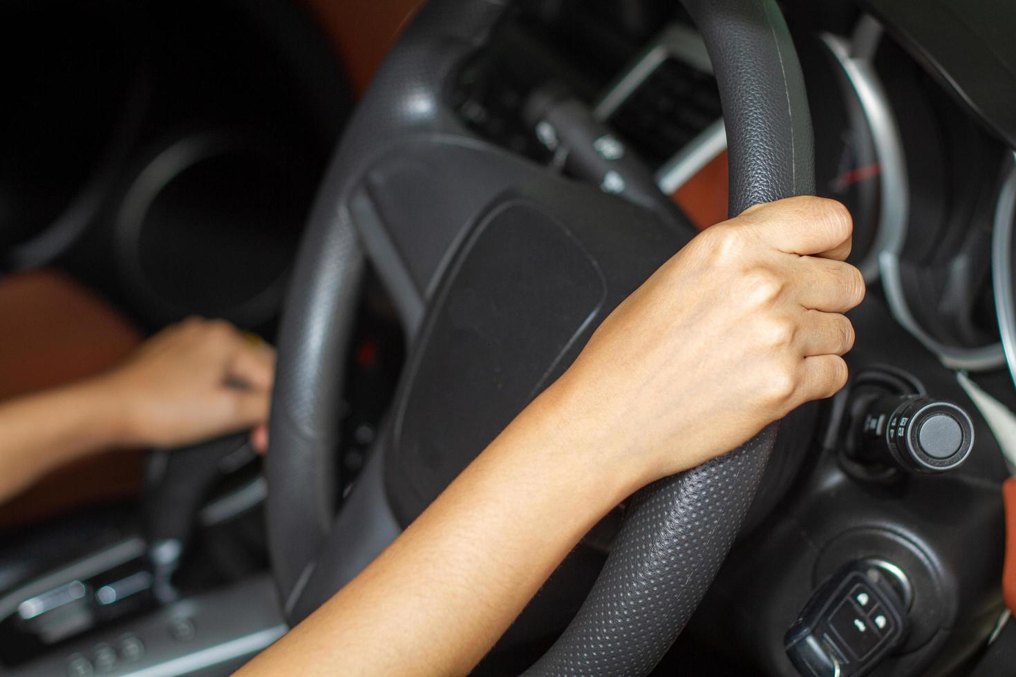 las mujeres asiáticas conducen autos en la carretera. foto