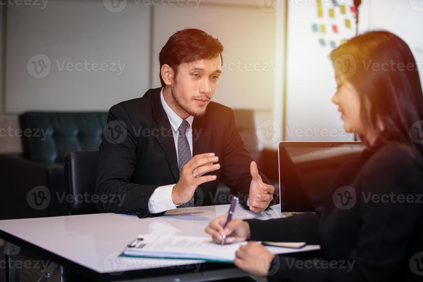 empresarios y empresarias discutiendo documentos para el concepto de entrevista de trabajo foto