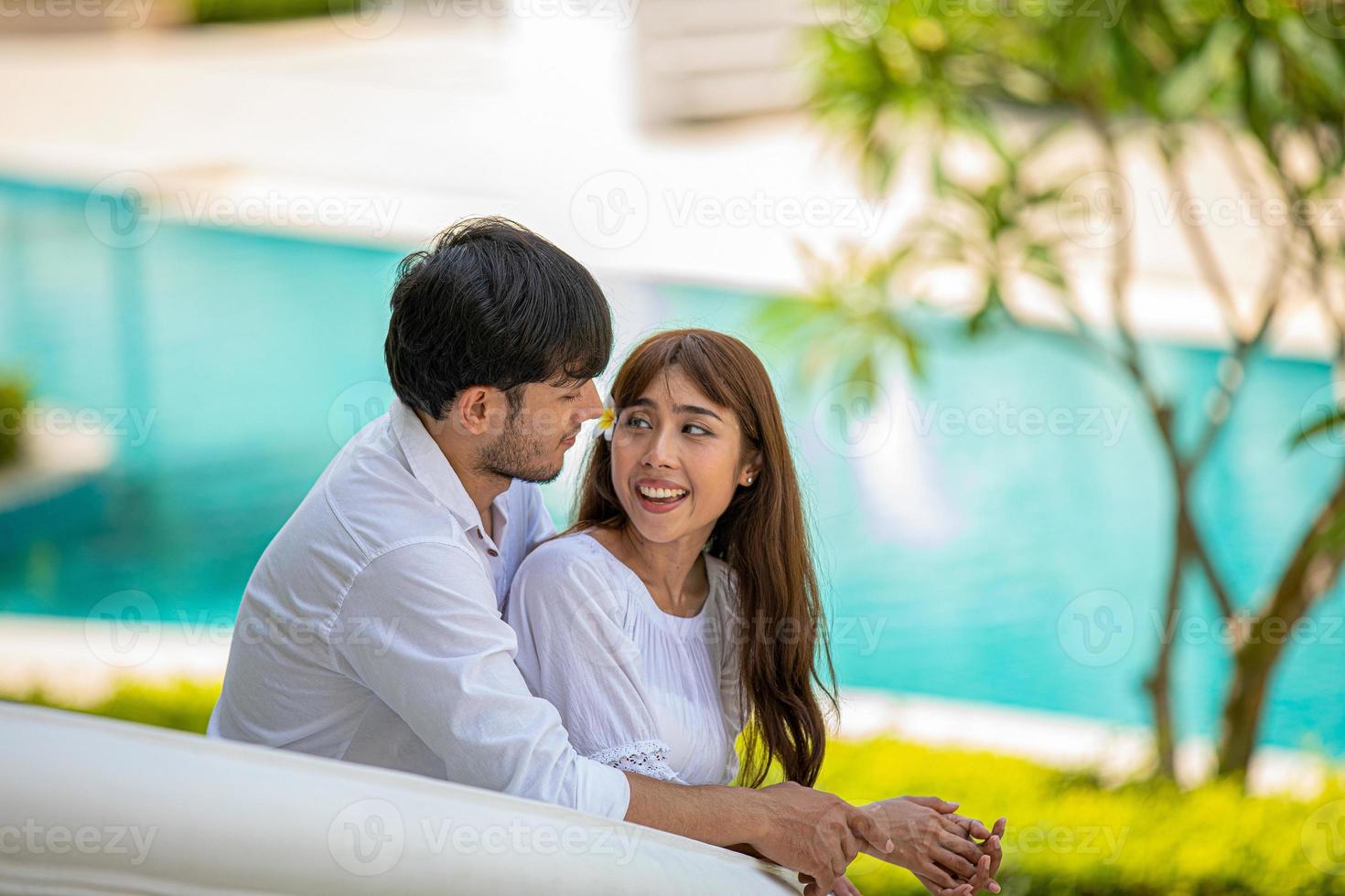 feliz amante de las parejas románticas hablando y bebiendo vino mientras hace un picnic foto