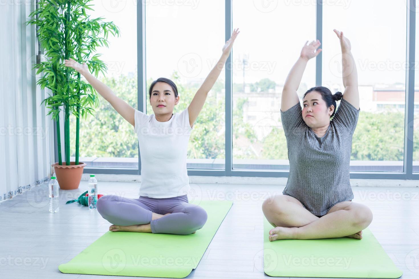 dos mujeres asiáticas haciendo ejercicio de yoga en casa, actividad y relajación en casa foto