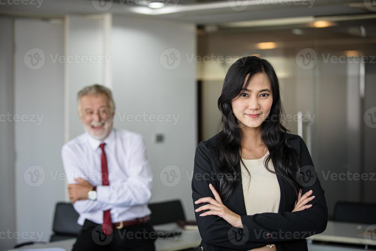 Mujeres de negocios asiáticas y grupo que usa el cuaderno para reuniones y mujeres de negocios sonriendo felices por trabajar foto
