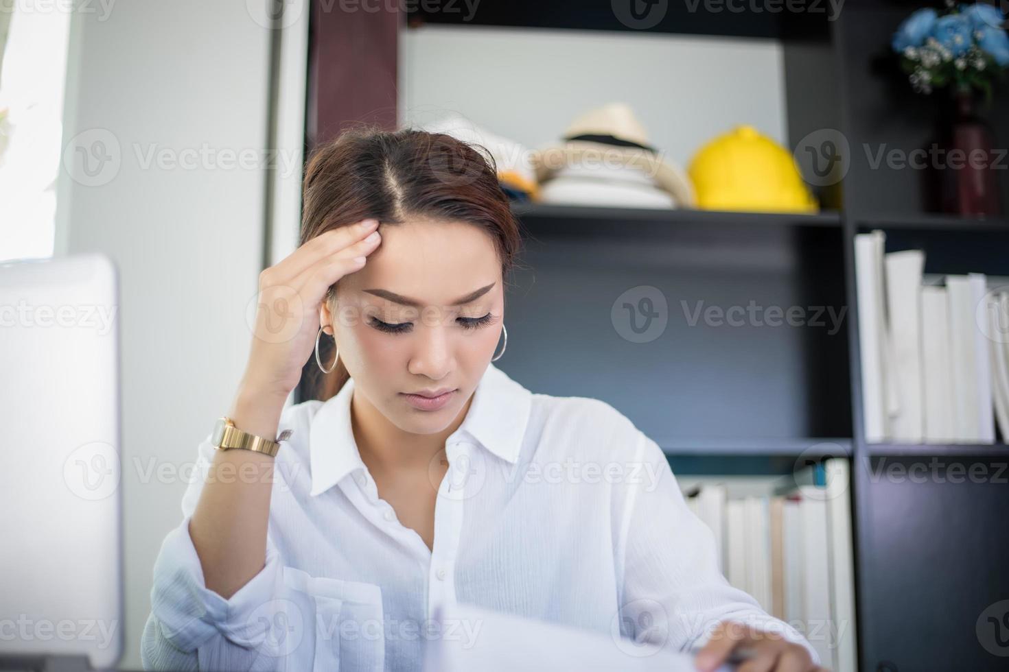 mujer de negocios asiática y estudiante mujer seria sobre el libro de lectura y trabajo duro hasta que el dolor de cabeza foto