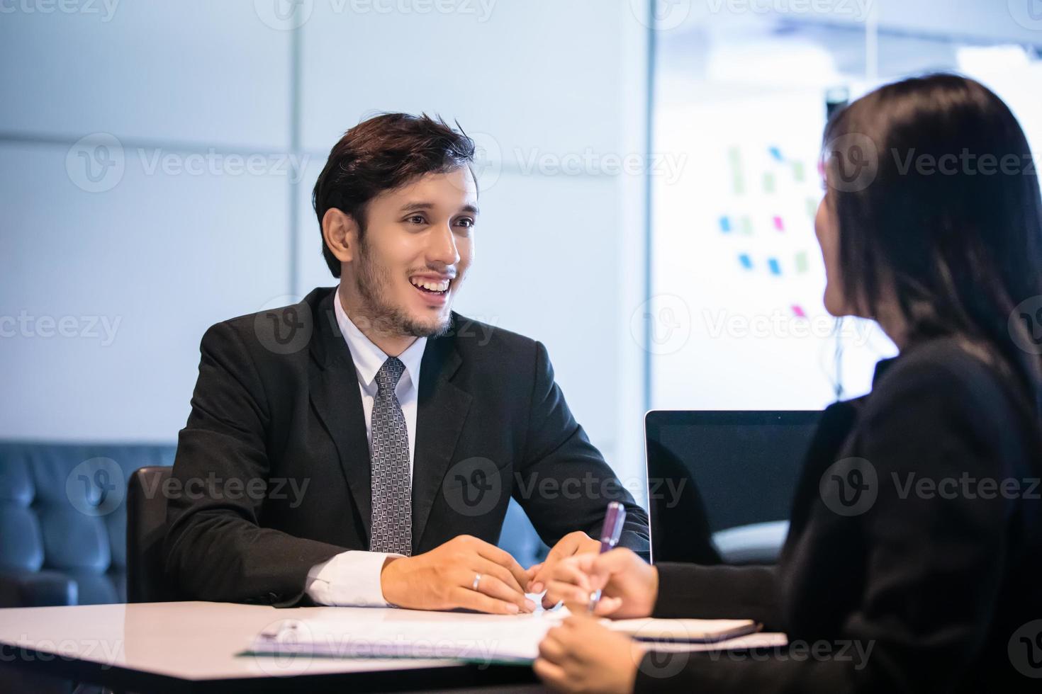 empresarios y empresarias discutiendo documentos para el concepto de entrevista de trabajo foto