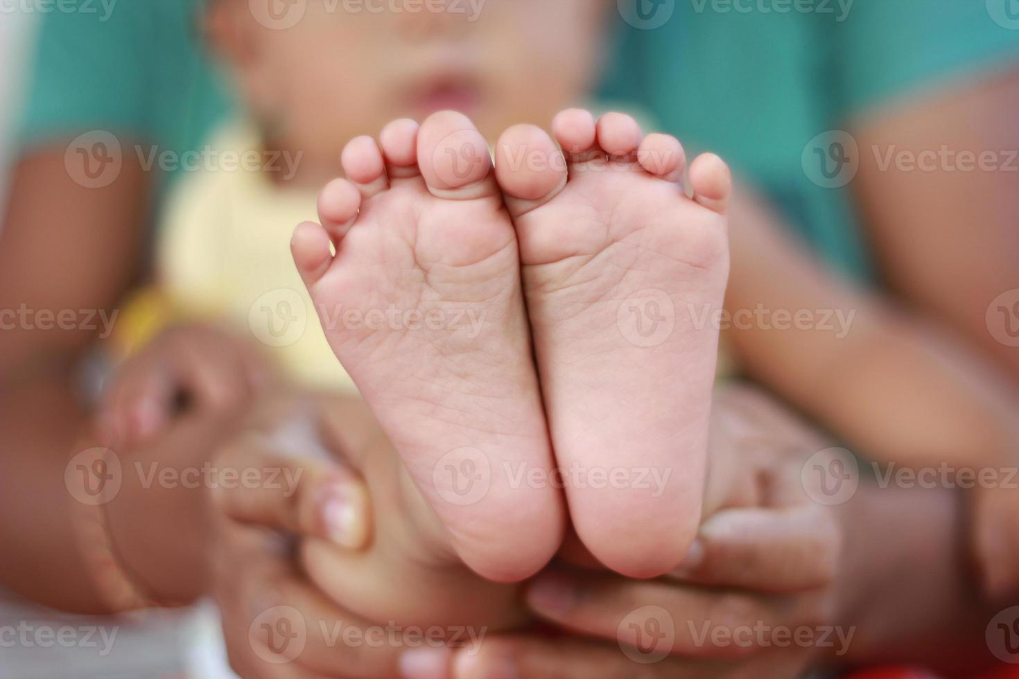 Mother hands and Kids foot photo