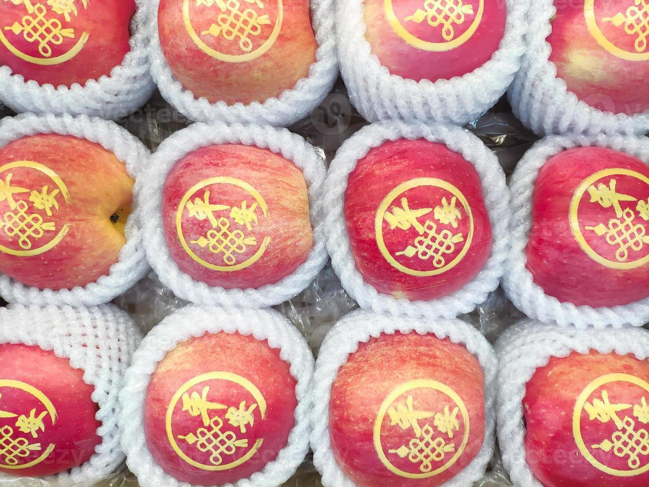 fruta auspiciosa de manzana, personajes del año nuevo chino fa cai que significa fortuna o riqueza foto