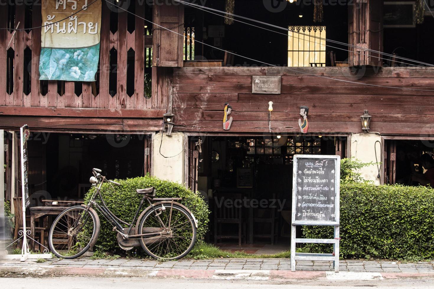 28 de agosto de 2018 en la tienda de alimentos decoración local lamphun, tailandia foto