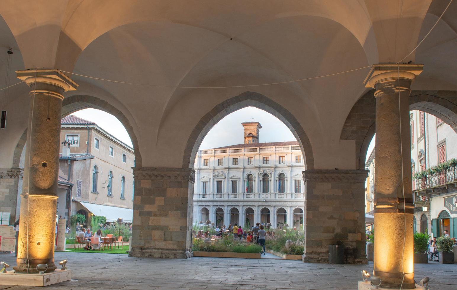 Bérgamo, Italia, septiembre de 2018: casco antiguo transformado en jardín foto