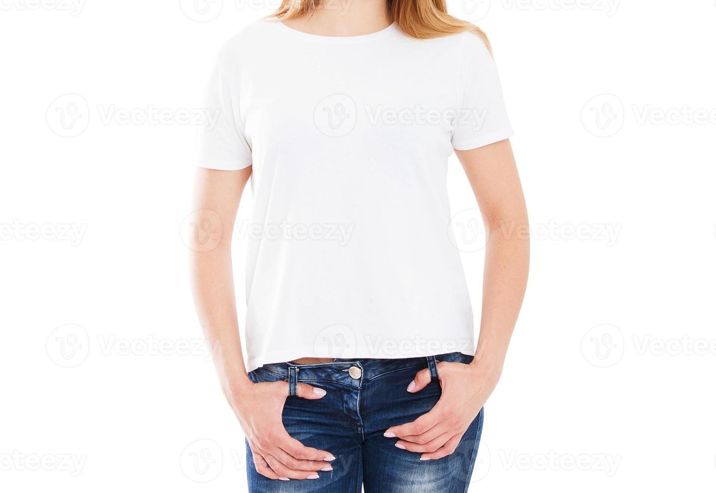 chica con camiseta elegante aislada sobre blanco, maqueta de camiseta foto