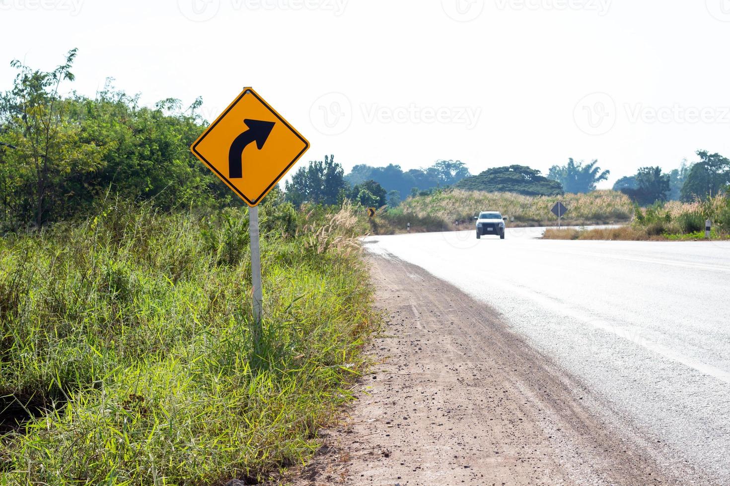 señales de tráfico de símbolo de carretera curva en poste de hormigón. símbolo para vehículos. Gire a la derecha. foto