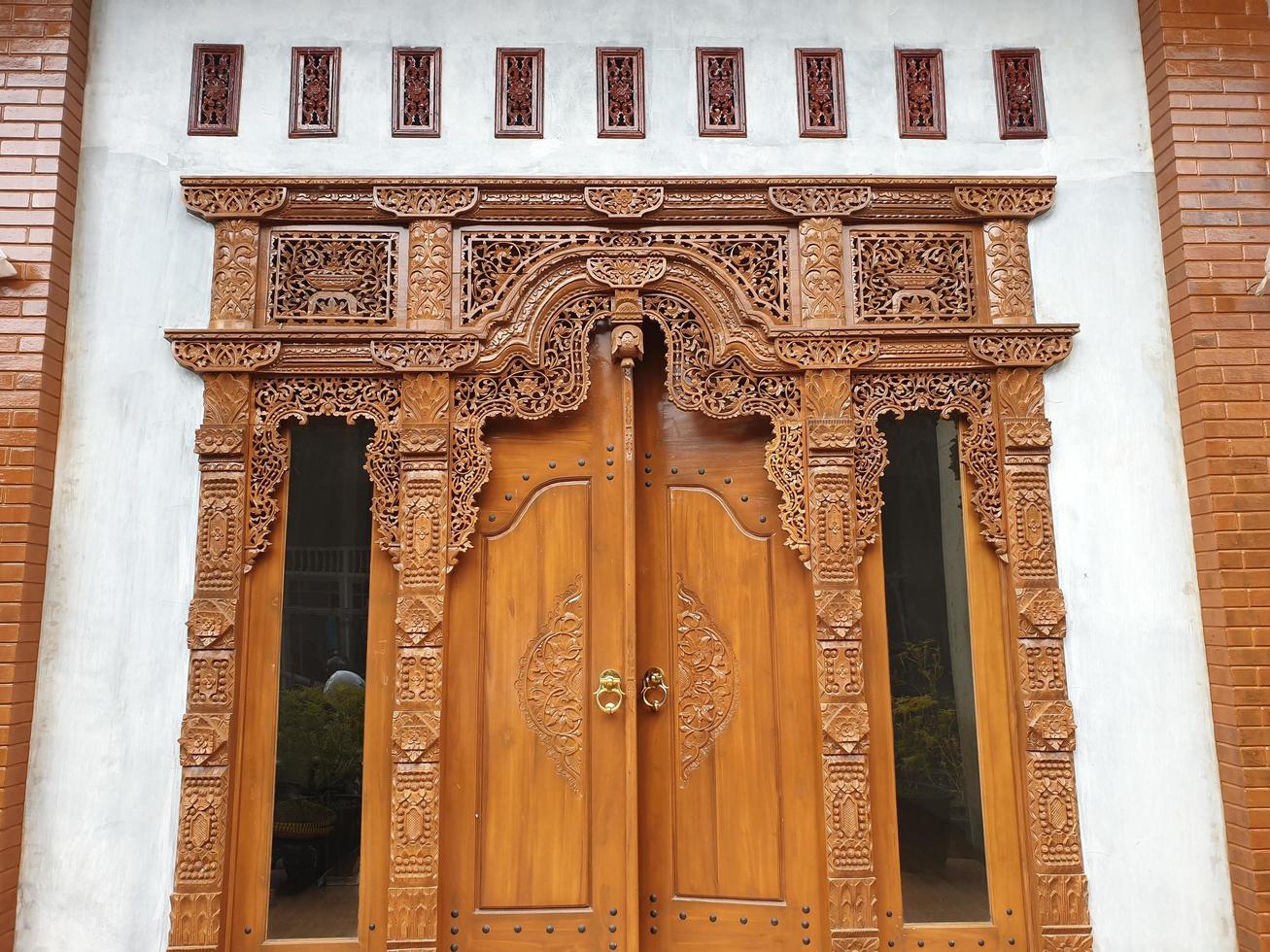 java, indonesia - 18 de marzo de 2022 - puerta tradicional con adorno tallado en java, indonesia foto