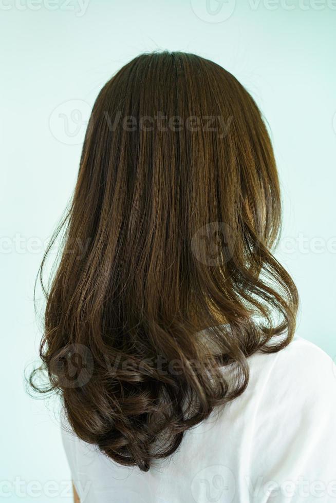 peluquero profesional que hace una coloración y tratamiento del cabello en una tienda de belleza y salón. mujer cambiando un color de pelo en la tienda de salón profesional. foto