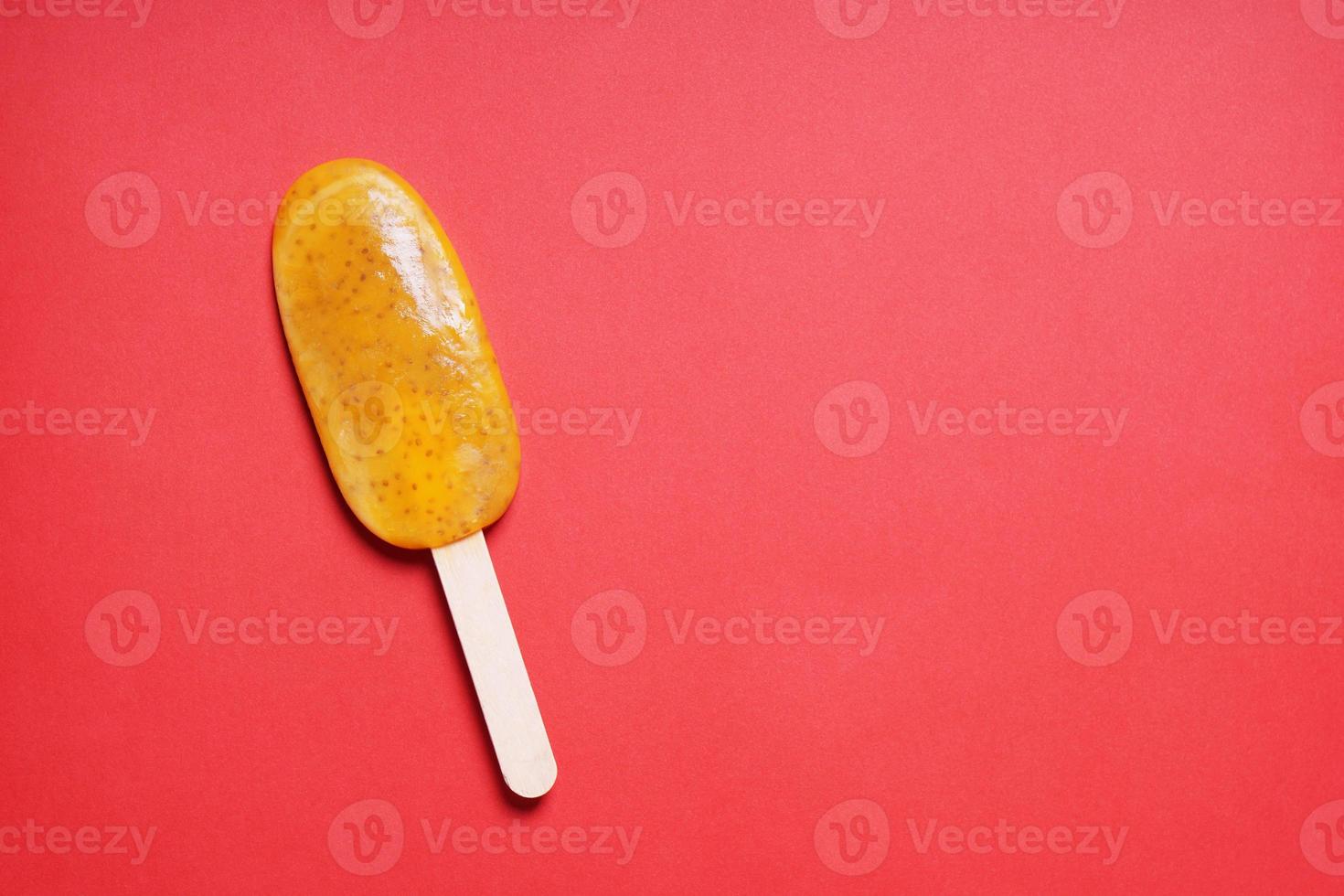 paleta de maracuyá o polo de hielo o paleta helada foto