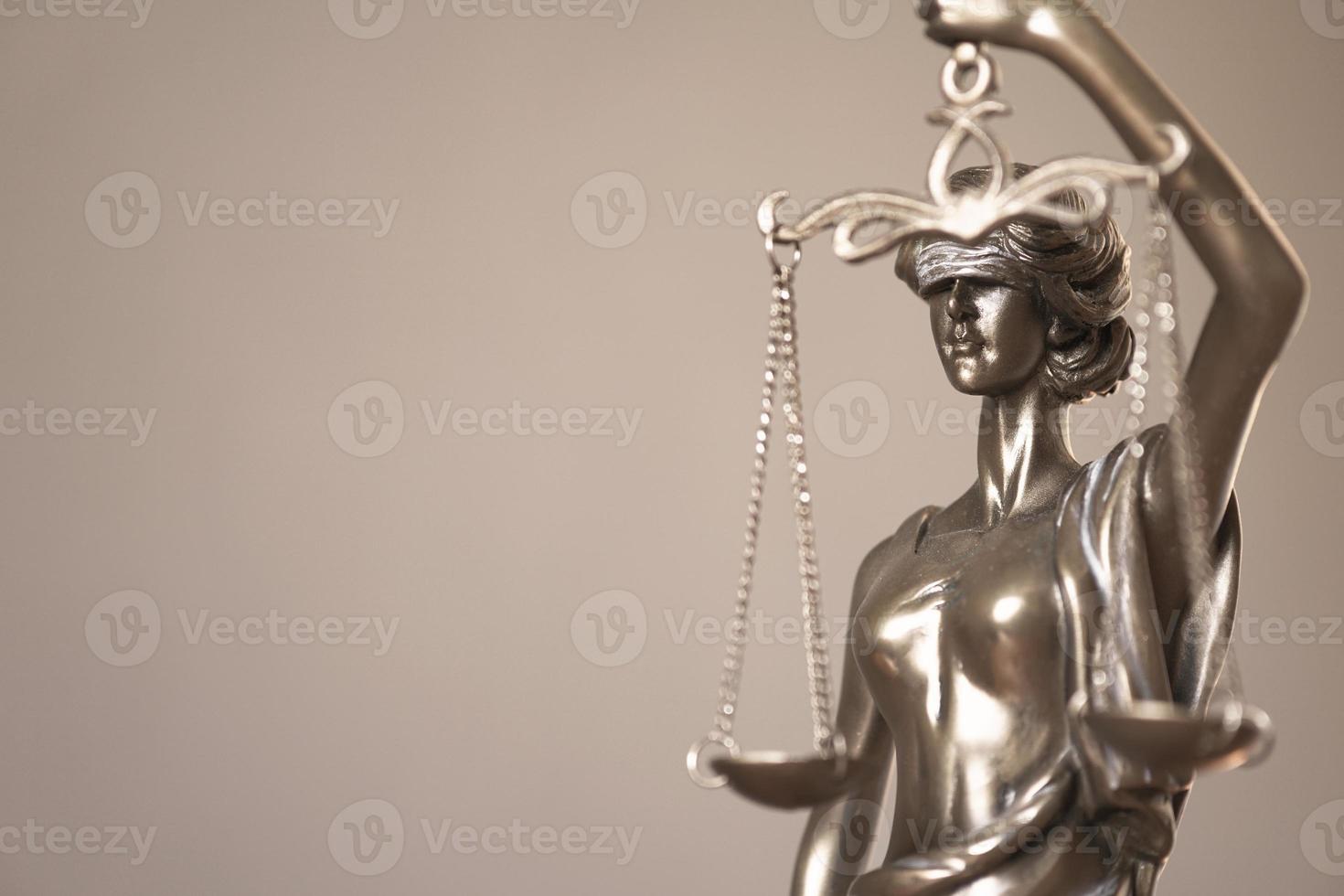 señora justicia con los ojos vendados o estatua de bronce justitia foto