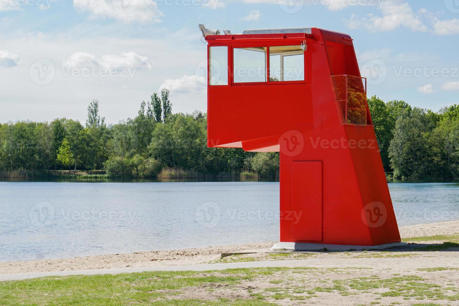 estación o torre de salvavidas en el lago de natación en alemania foto