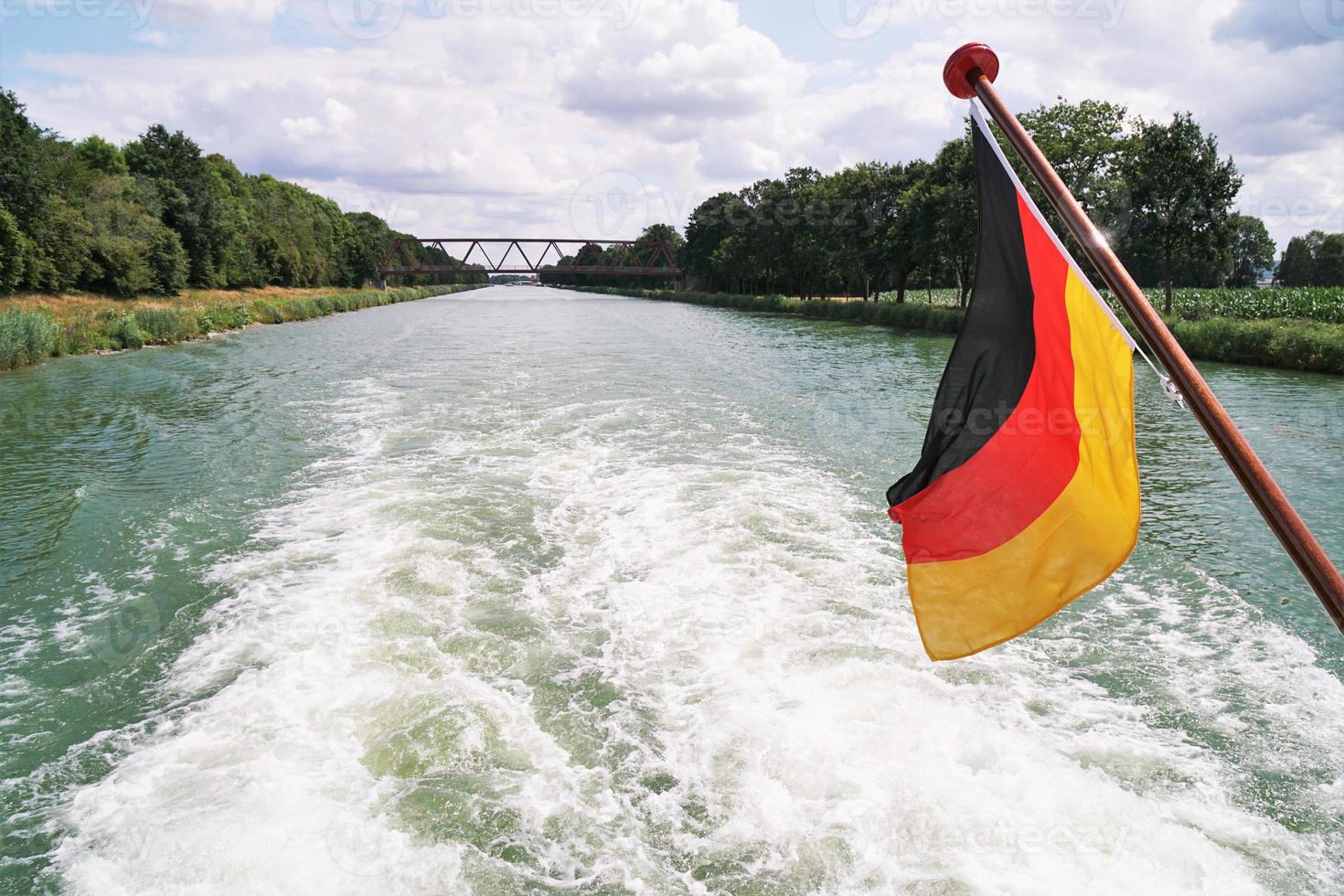 crucero en barco por mittellandkanal - midland canal - en alemania foto