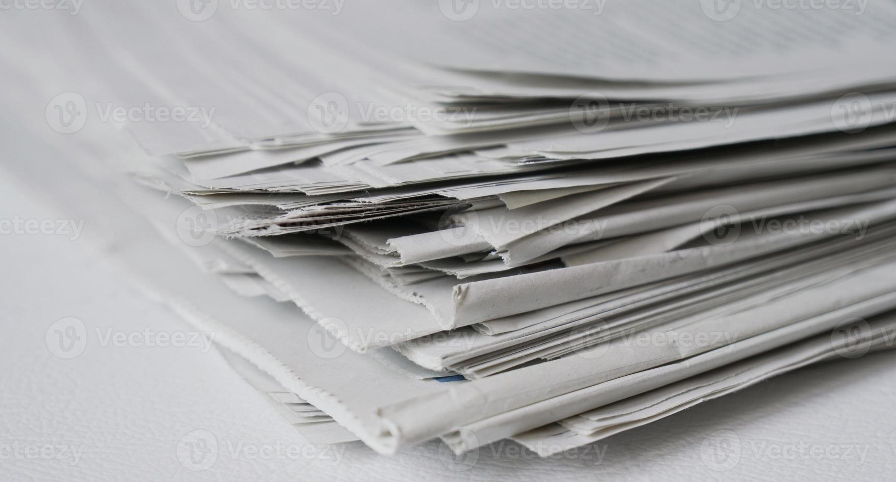 montón desordenado de periódicos o papeles foto