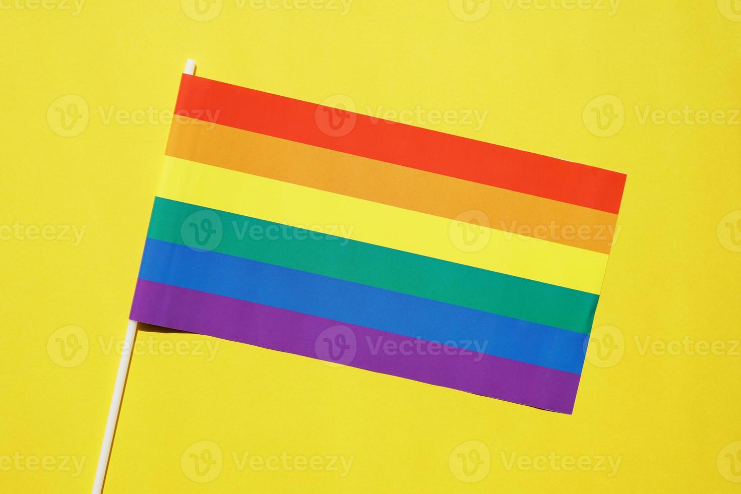 bandera del arco iris símbolo de orgullo gay o lgbt sobre fondo amarillo foto